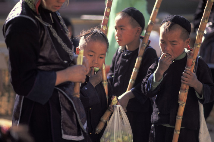 Trẻ em người H'Mông ở chợ phiên sáng chủ nhật, Sapa năm 1999. Ảnh: Hiroji Kubota/ Magnum Photos.