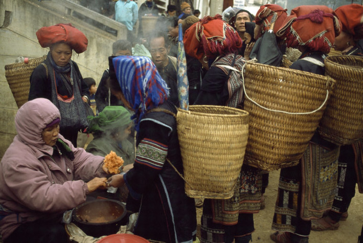 Quầy bán xôi ở chợ Sapa, 1997. Ảnh: Hiroji Kubota/ Magnum Photos.