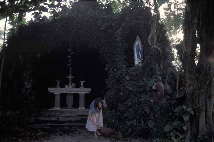 Hang đá tại một nhà thờ ở Huế năm 1996. Ảnh: Hiroji Kubota / Magnum Photos