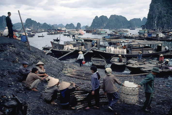 Bến thuyền bên vịnh Hạ Long, Hòn Gai, Quảng Ninh năm 1997. Ảnh: Hiroji Kubota/ Magnum Photos.