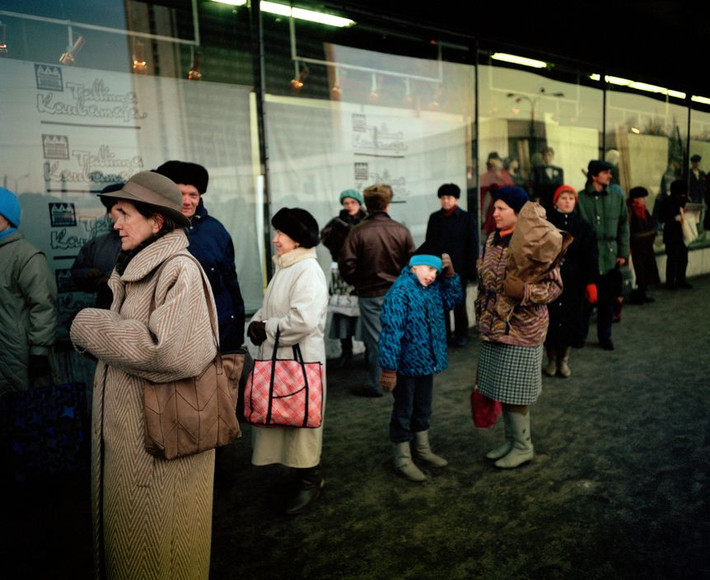 Người dân tụ tập chờ đợi một siêu thị mở cửa ở Moscow, nước Nga năm 1992. Ảnh: Martin Parr/ Magnum Photos.