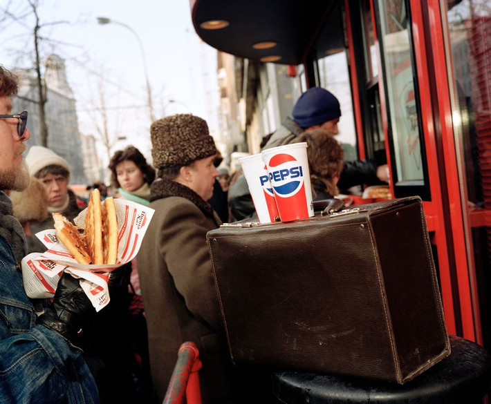 Bên ngoài một quầy bán đồ ăn nhanh trên đường phố Moscow. Ảnh: Martin Parr/ Magnum Photos.