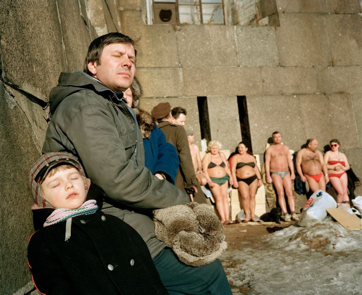 Người dân tắm nắng bên ngoài một tòa nhà ở St Petersburg. Ảnh: Martin Parr/ Magnum Photos.