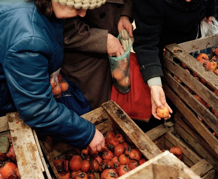 Chọn lựa rau quả trong một cửa hàng thực phẩm ở Moscow. Ảnh: Martin Parr/ Magnum Photos.