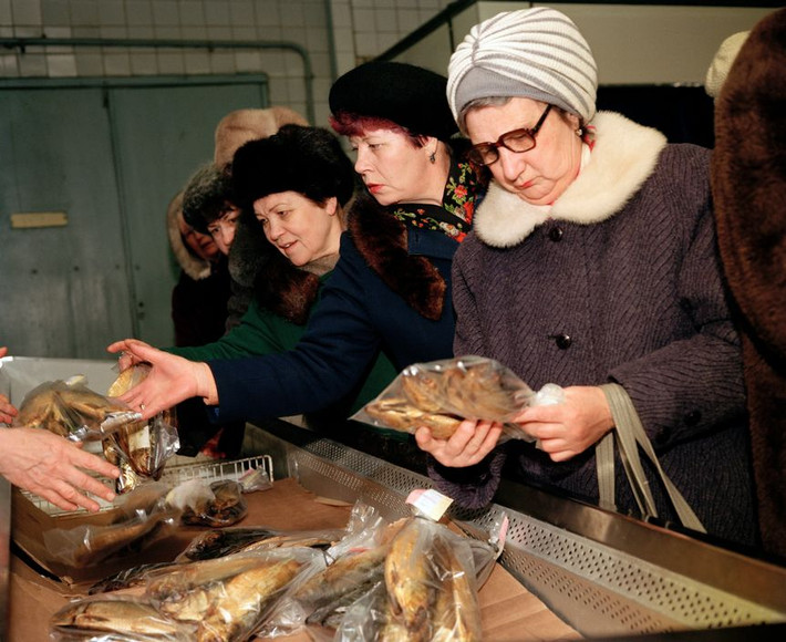 Những người phụ nữ mua cá khô trong cửa hàng thực phẩm ở Moscow. Ảnh: Martin Parr/ Magnum Photos.