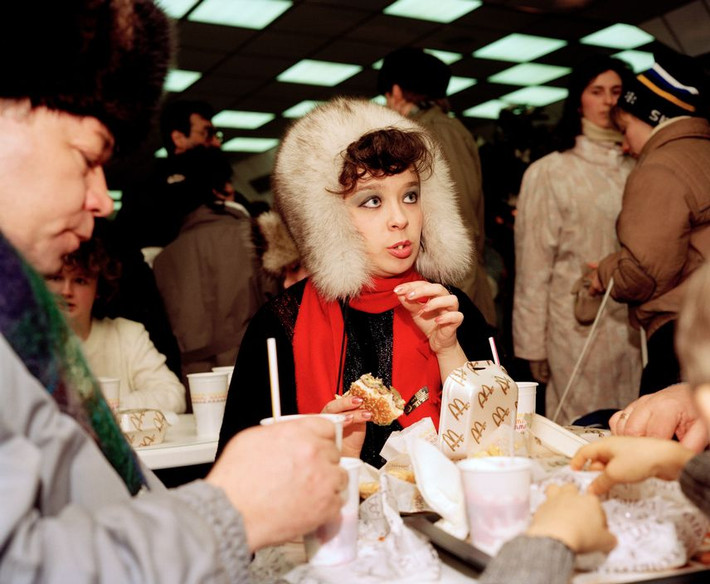 Một trong một hiệu đồ ăn nhanh Mc Donald mới mở ở Moscow. Ảnh: Martin Parr/ Magnum Photos.