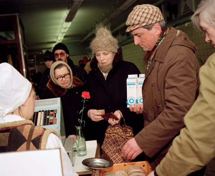 Tại quầy thu ngân của một siêu thị ở St Petersburg năm 1992. Ảnh: Martin Parr/ Magnum Photos.