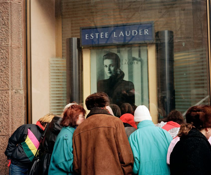 Những người phụ nữ quây quanh gian trưng bày mỹ phẩm Estee Lauder bên ngoài một tòa nhà ở Moscow. Ảnh: Martin Parr/ Magnum Photos.