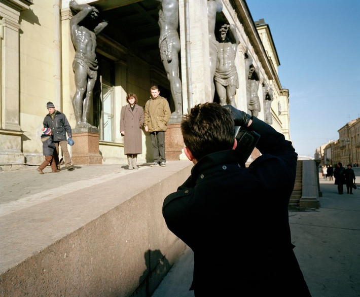 Chụp ảnh lưu niệm bên các bức tượngAtlantis của cung điệnHermitage, St Petersburg. Ảnh: Martin Parr/ Magnum Photos.