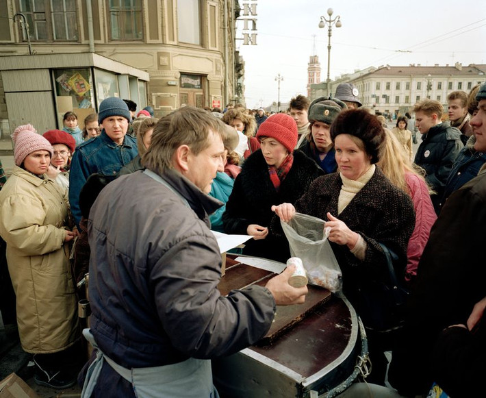 Quầy bán kem trên đường phố St Petersburg. Ảnh: Martin Parr/ Magnum Photos.