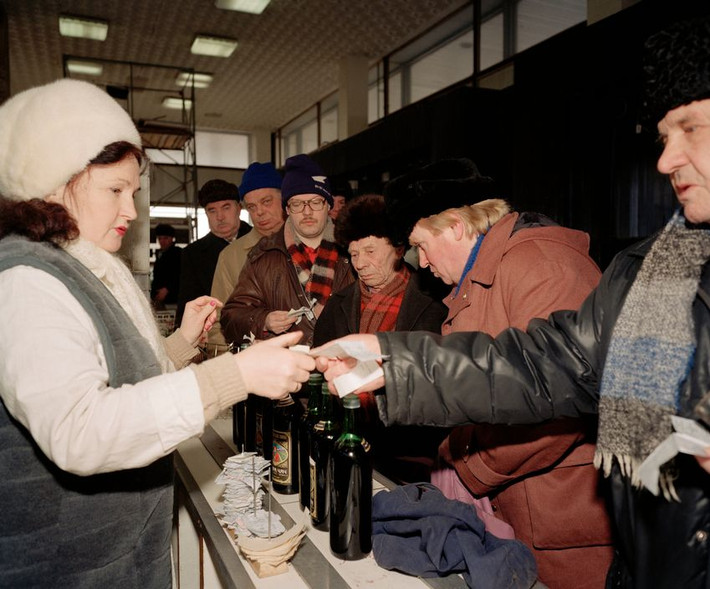Những người đàn ông trong cửa hàng rượu ở Moscow. Ảnh: Martin Parr/ Magnum Photos.