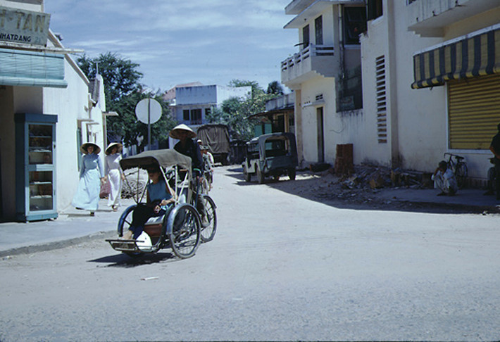 Xích lô ở Nha Trang. Ảnh: Vietnam Center & Archive.