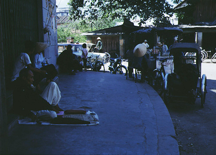 Người dân ngồi nghỉ trên vỉa hè trong buổi trưa nắng. Ảnh: Vietnam Center & Archive.