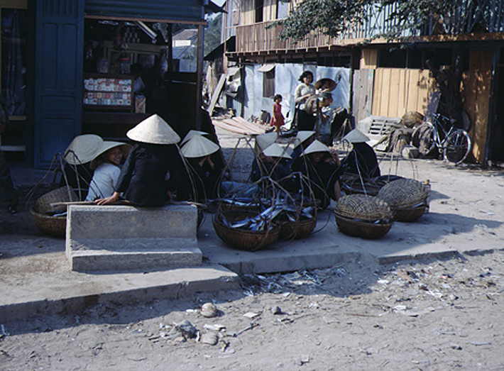 Những người bán cá dạo. Ảnh: Vietnam Center & Archive.