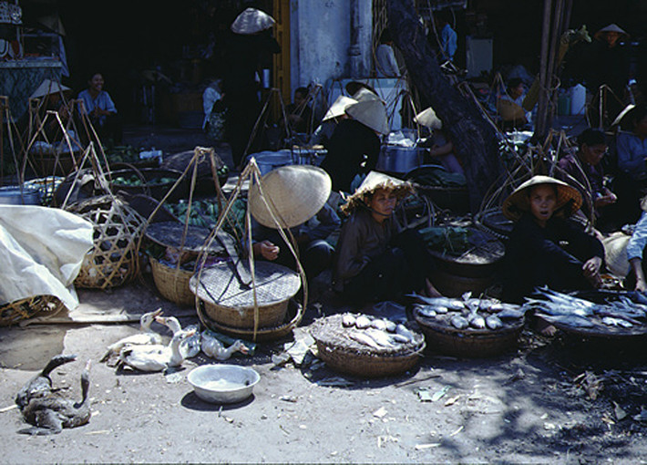 Chợ cóc trên đường phố. Ảnh: Vietnam Center & Archive.
