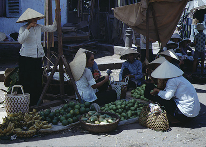 Quầy bán trái cây ở chợ. Ảnh: Vietnam Center & Archive.