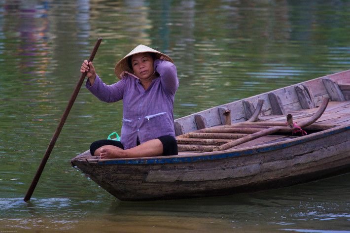 Người lái đò trên sông Thu Bồn. Ảnh: Jonas Anselmby/ 500px.com.