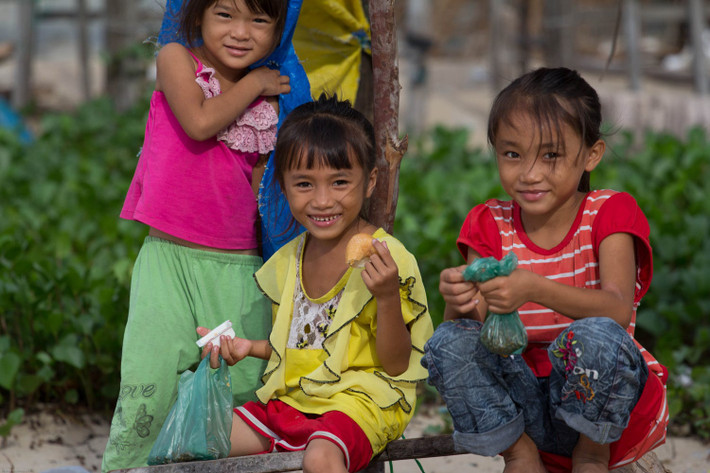 Các bé gái bên bãi biển. Ảnh: Jonas Anselmby/ 500px.com.