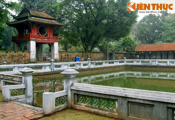 Theo quan niệm của người xưa, giếng Thiên quang hình vuông tượng trưng cho mặt đất, cửa sổ hình tròn của gác Khuê Văn Các tượng trưng cho bầu trời, có ý nói nơi đây là nơi tập trung mọi tinh hoa của trời đất.