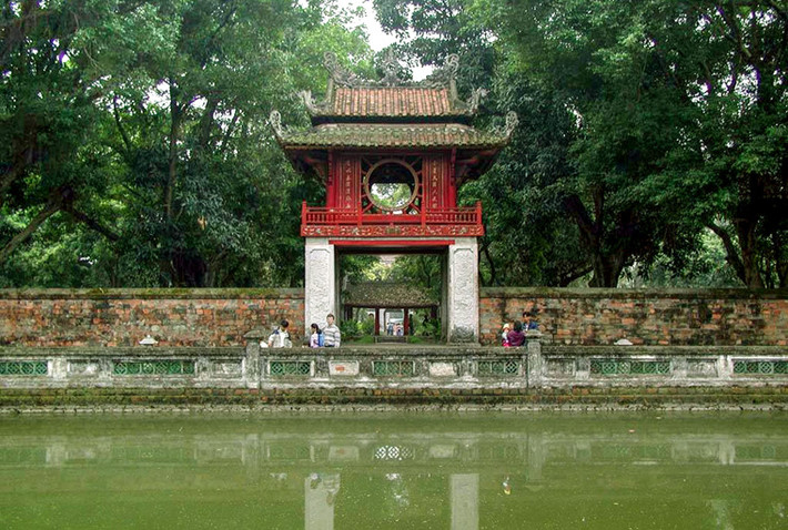 Nằm cạnh giếng Thiên Quang và các mảnh vườn đầy cây xanh, gác được sử dụng làm nơi họp bình những bài văn hay của các sĩ tử đã thi trúng khoa thi hội.