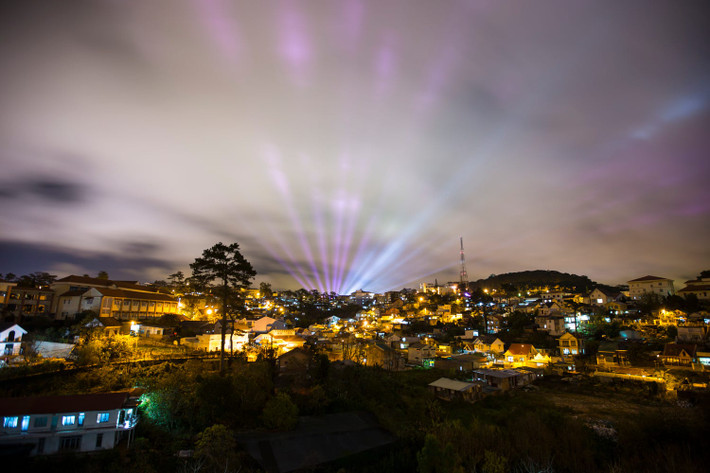 Ánh đèn đêm rực rỡ ở Đà Lạt. Ảnh: Vince Horiuchi - 500px.com