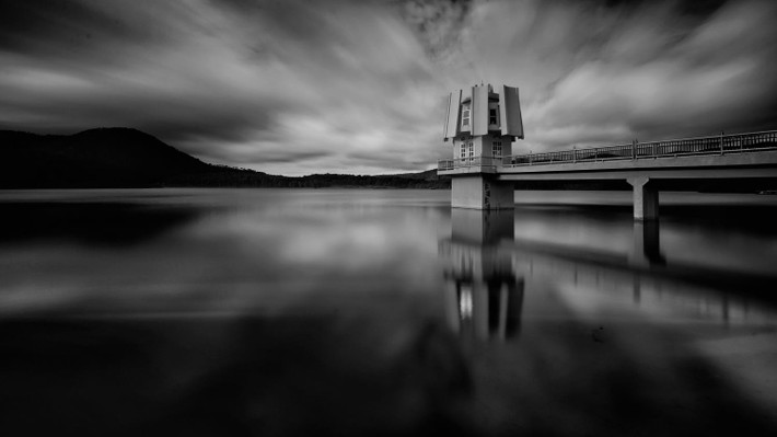 Vẻ trầm mặc của hồ Tuyền Lâm. Ảnh: Chet Baker - 500px.com.