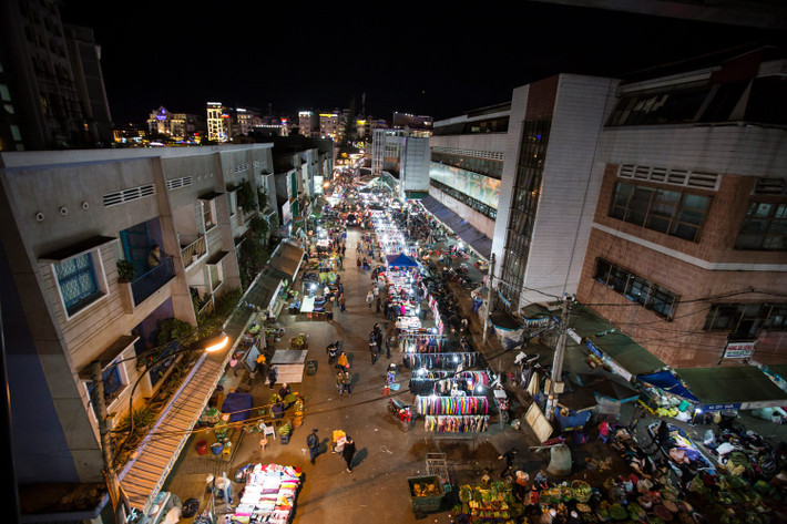 Bầu không khí sôi động ở chợ đêm Đà Lạt. Ảnh: Vince Horiuchi - 500px.com.