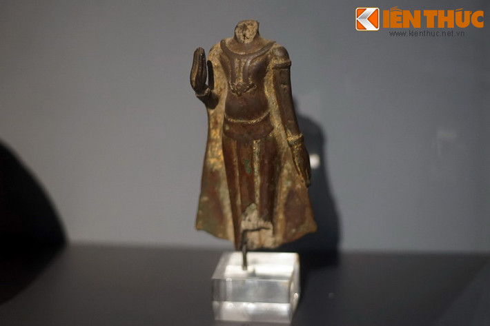Tượng Phật đứng làm bằng đồng có từ thế kỷ 17 của Thái Lan. Cổ vật nằm trong trưng bày chuyên đề "Vòng quanh thế giới" do GS Lê Thành Khôi (ĐH Sorbonne, Pháp) tặng Bảo tàng Dân tộc học Việt Nam.