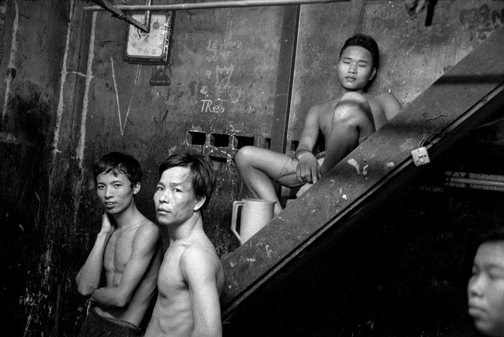 Các công nhân nhuộm dưới sự quản lý của gia đình bà Lý Nương. Ảnh: Patrick Zachmann/ Magnum Photos.