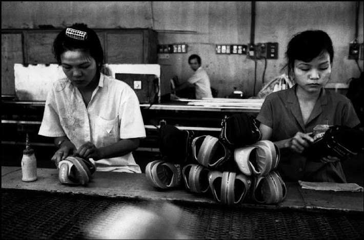 Chân dung nữ công nhân của hãng Biti's. Ảnh: Patrick Zachmann/ Magnum Photos.