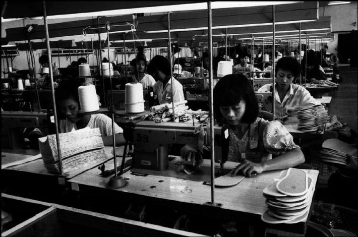 Bên trong một xưởng sản xuất của Công ty Biti's. Ảnh: Patrick Zachmann/ Magnum Photos.