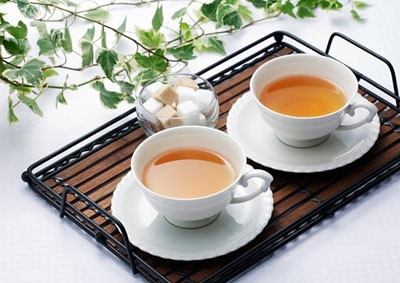 Ngoài ra, để khử mùi tỏi các bạn hãy nhai 1 ít chè khô, loại dùng để chế nước uống hoặc uống 1 ly nước trà đặc.