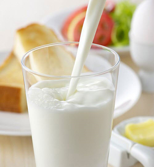 Một nghiên cứu đã cho thấy rằng, sữa có thể “làm giảm đáng kể” nồng độ của những chất “gây mùi”trong tỏi. Một ly sữa nhỏ (200ml) làm giảm 50% sự có mặt của AMS trong hơi thở.