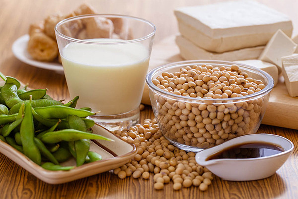 Đậu nành là nguồn cung cấp protein thực vật tuyệt vời cho tóc, giúp chắc khoẻ hơn.