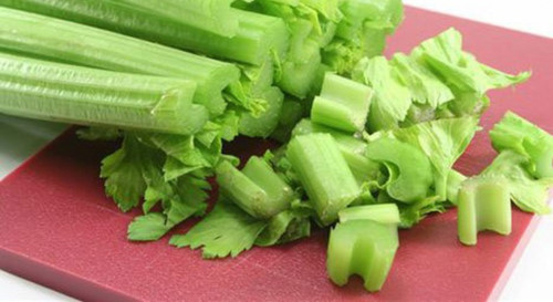 Nếu trong nhà bếp của bạn có sẵn rau cần tây hãy nhai sống 1 - 2 nhánh cần tây, mùi cần sẽ có thể át được mùi tỏi.