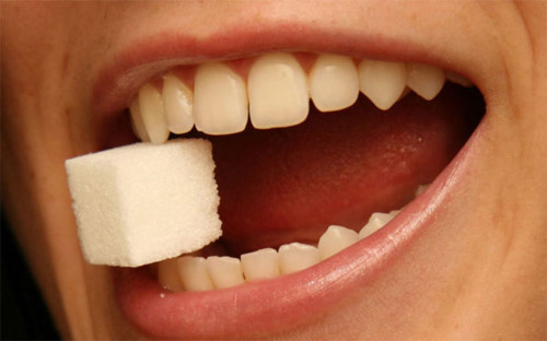 Ngậm một muỗng đường cát trắng trong miệng cho đến khi tan hết, sau đó uống một ly nước, mùi hôi do thức ăn để lại cũng sẽ tan dần theo.