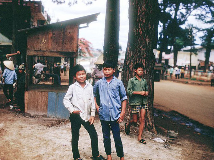 Trẻ em trên đường phố Pleiku. Ảnh: 585thengrco.com.