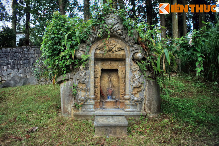 Cạnh lối vào khu dinh thự Vua Mèo ở cao nguyên đá Đồng Văn có một nghĩa trang nhỏ. Trong các ngôi mộ ở đây, có một ngôi mộ nằm ở vị trí cao nhất và được xây dựng cầu kỳ hơn cả. Đó chính là mộ bà Trương Mỹ Thuận, vợ thứ ba của Vua Mèo Vương Chí Sình.