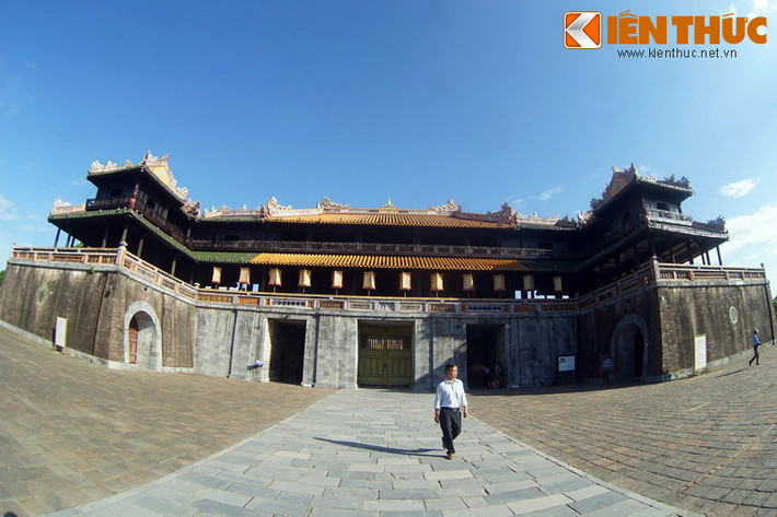 Cố đô Huế là nơi gia tộc họ Phạm của ông Phạm Xuân Ẩn chuyển đến vào thời nhà Nguyễn. Khi đó cụ nội của ông là nghệ nhân kim hoàn được gọi vào Kinh đô để chế tác đồ vàng bạc cho triều đình. Cha của ông là kỹ sư công chánh, đã rời Huế để làm công tác trắc địa trên khắp miền Nam. Ảnh: Ngọ Môn ở Huế.
