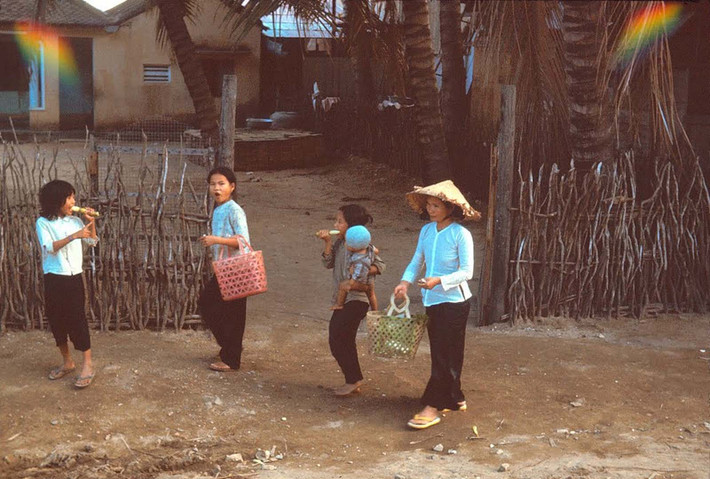 Phụ nữ và trẻ em bên đường quốc lộ. Ảnh: Michael's photos.