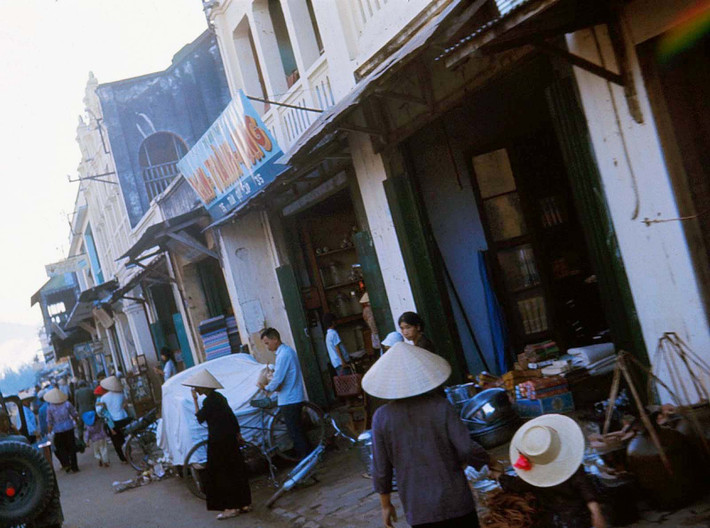 Các cửa hàng trên đường Trần Quý Cáp, thị xã Phan Rang. Ảnh: Michael's photos.