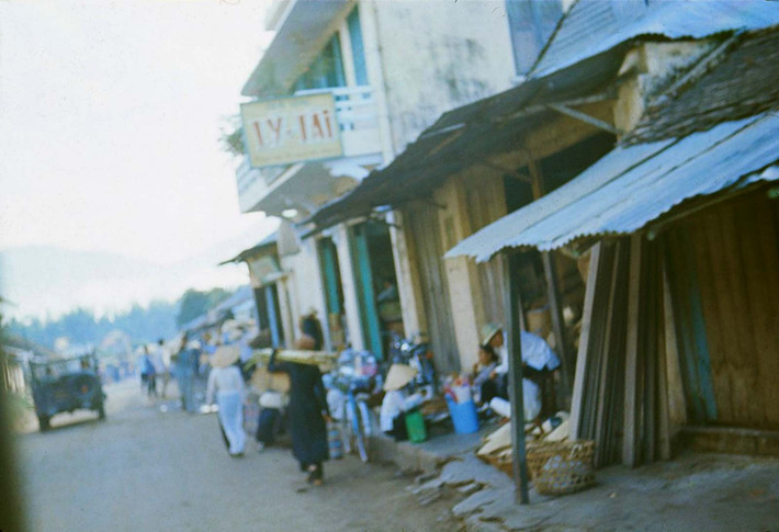 Đường phố nhộn nhịp người qua lại. Ảnh: Michael's photos.