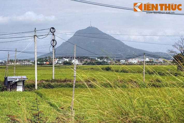 Quan sát từ các hướng khác nhau, dáng vẻ cân đối của ngọn núi không thay đổi nhiều.