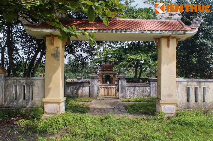 Về tổng thể, công trình xây theo dáng cổ, có mặt bằng hình chữ nhật, đăng đối theo đường thần đạo. Các hạng mục công trình từ ngoài vào trong là cổng và vòng thành ngoài, vòng thành trong, hương án, mộ phần và nhà bia.
