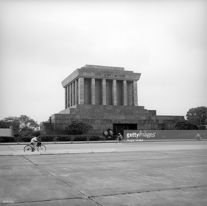 Lăng Chủ tịch Hồ Chí Minh, Quảng trường Ba Đình, Hà Nội năm 1975. Ảnh: Roger Viollet/ Getty.