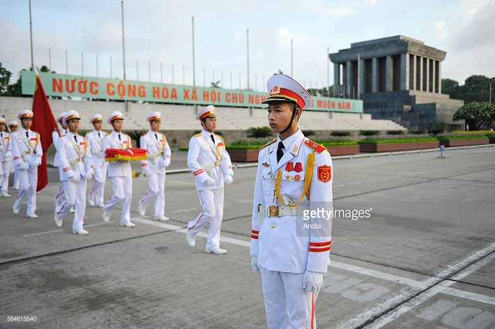 Các chiến sĩ cảnh vệ trong buổi lễ Thượng cờ, 2014. Ảnh: Andia/ Getty.