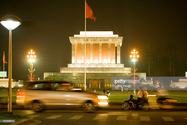 Quảng trường Ba Đình rực rỡ vào buổi tối. Ảnh: Lonly Planet/ Getty.
