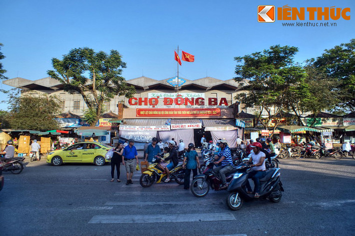 Nằm dọc theo bờ bắc sông Hương, bên đường Trần Hưng Đạo của thành phố Huế, chợ Đông Ba có tuổi đời hai thế kỷ, được coi là một trong những địa danh mang tính biểu tượng của Cố đô Huế.