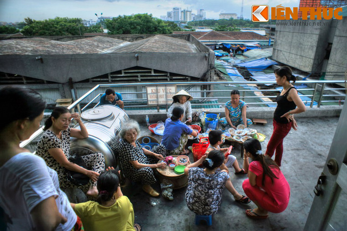 Nếu ghé thăm chợ vào buổi chiều, du khách sẽ có cơ hội khám phá thế giới ẩm thực phong phú, đầy sự tinh tế của xứ Huế.