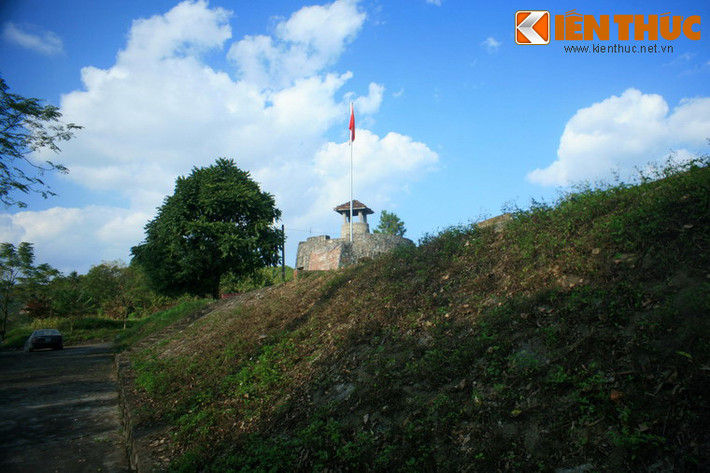 Nằm trên một ngọn đồi cao ở thị trấn Đông Khê, huyện Thạch An, tỉnh cao Cao Bằng, đồn Đông Khê là nơi diễn ra trận đánh mở màn cho chiến dịch Biên giới thu - đông năm 1950, tạo tiền đề cho cuộc kháng chiến vĩ đại của dân tộc.